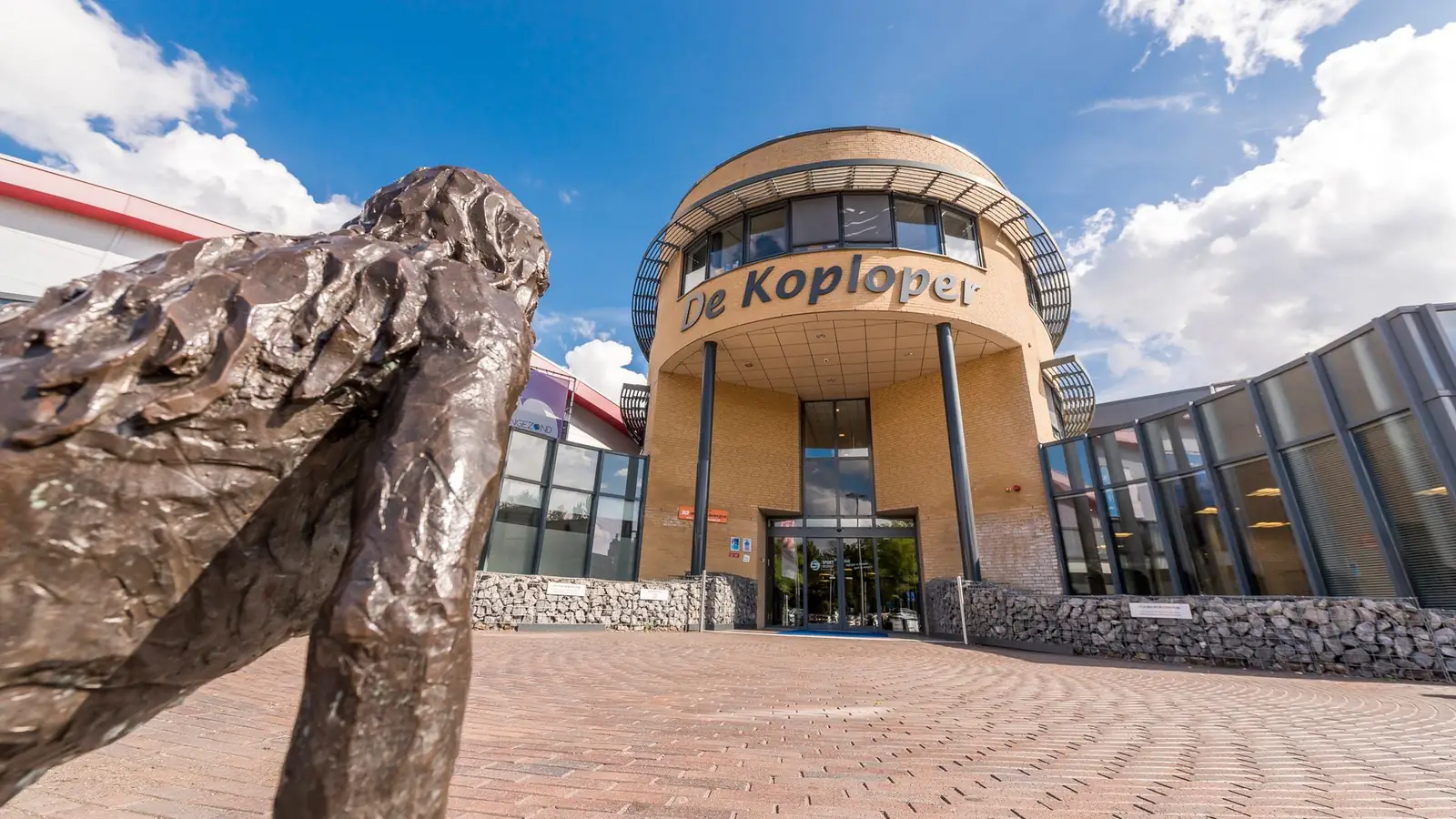Voorkant en hoofdingang van De Koploper in Lelystad